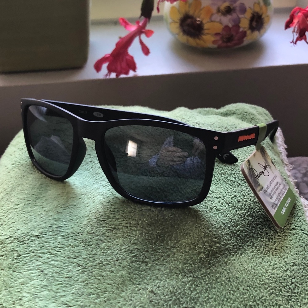 Panama Jack Famous Sunglasses - Picture 2 of 8